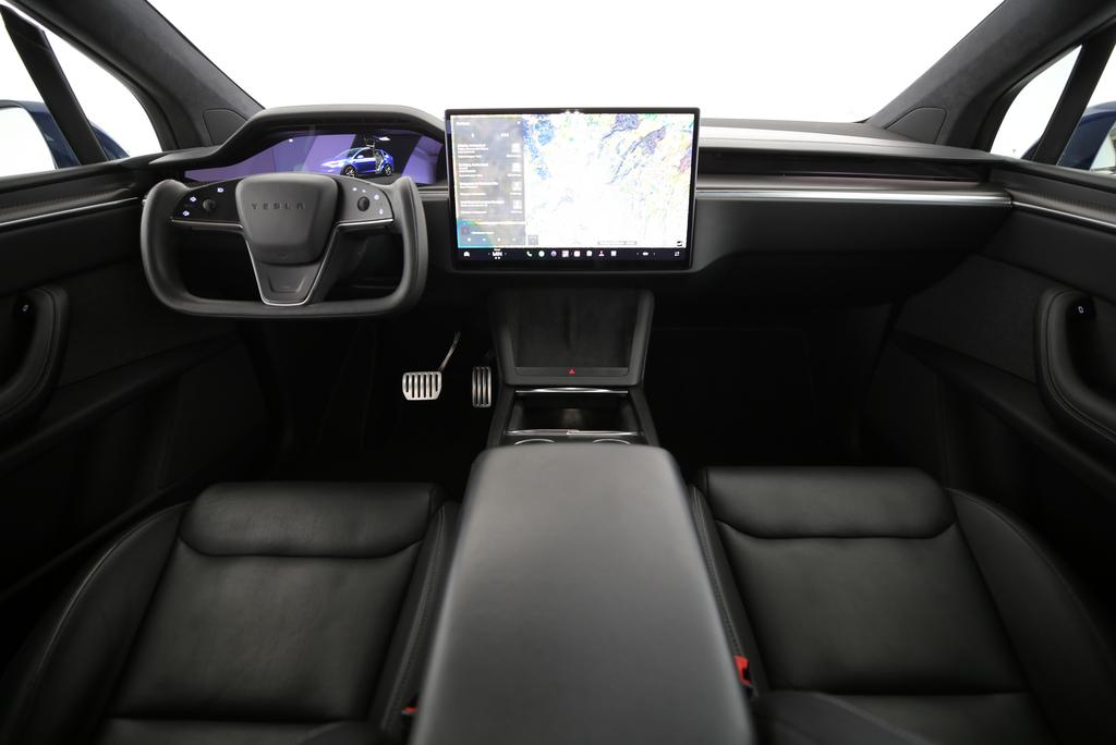 TESLA Model X Plaid-image-4