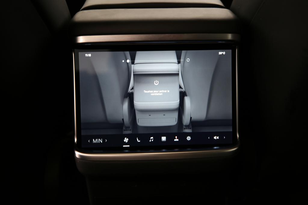 TESLA Model X Plaid-image-9