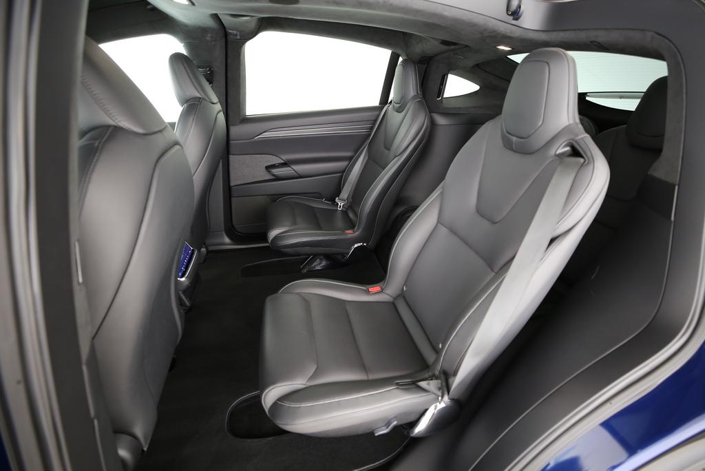 TESLA Model X Plaid-image-8