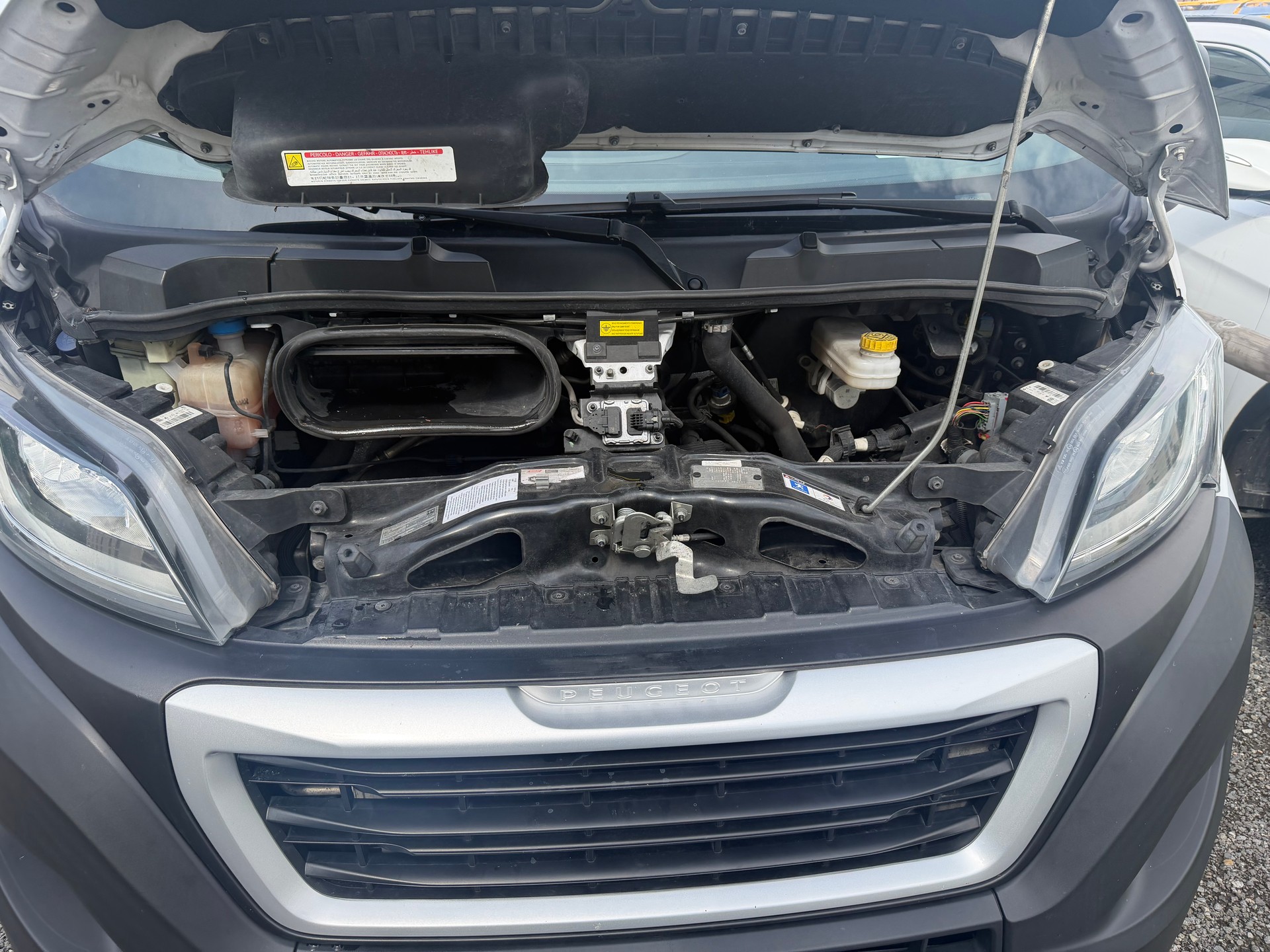 PEUGEOT Boxer 2.2 HDI 335 Premium L3H2-image-15