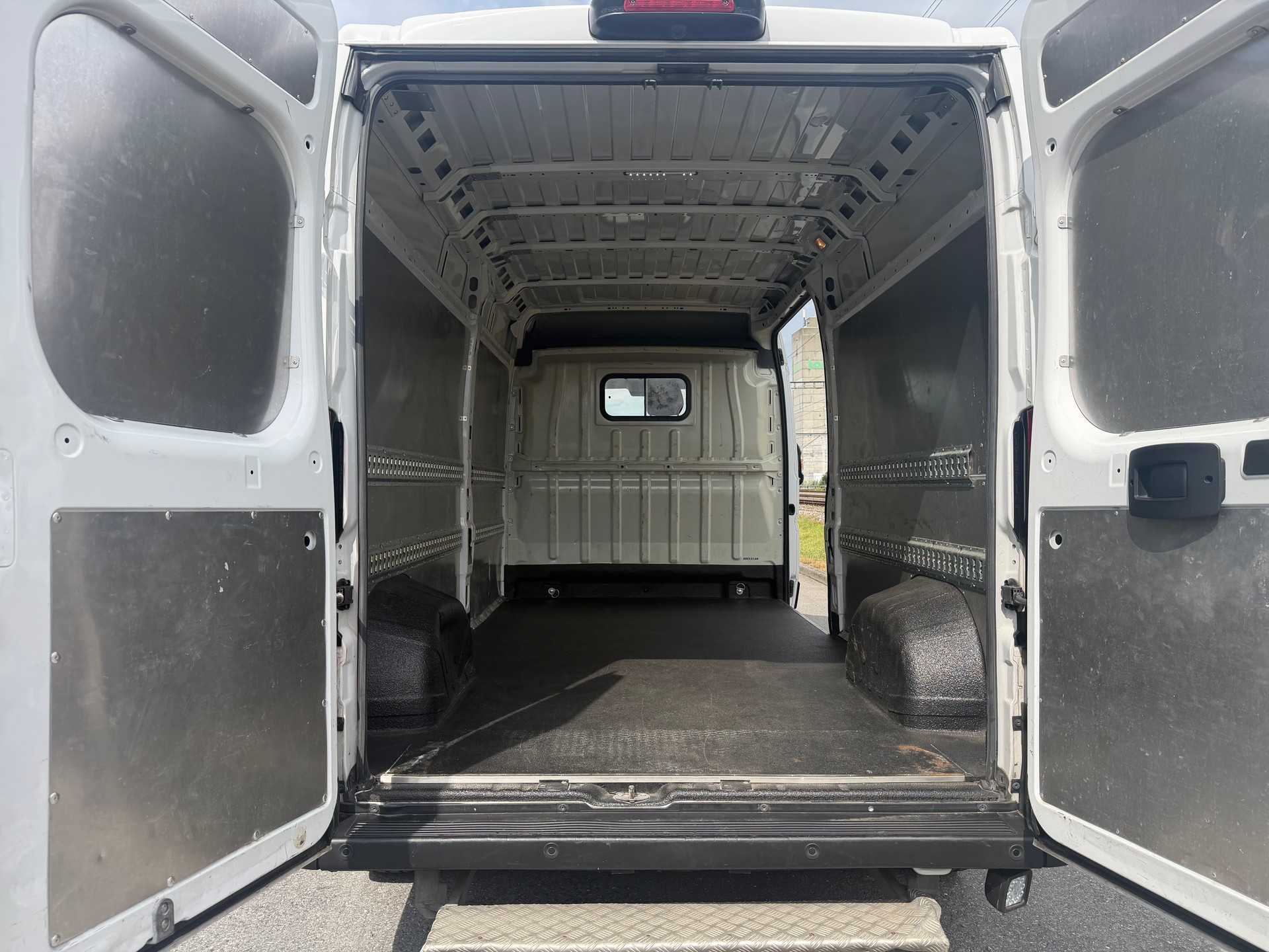 PEUGEOT Boxer 2.2 HDI 335 Premium L3H2-image-9