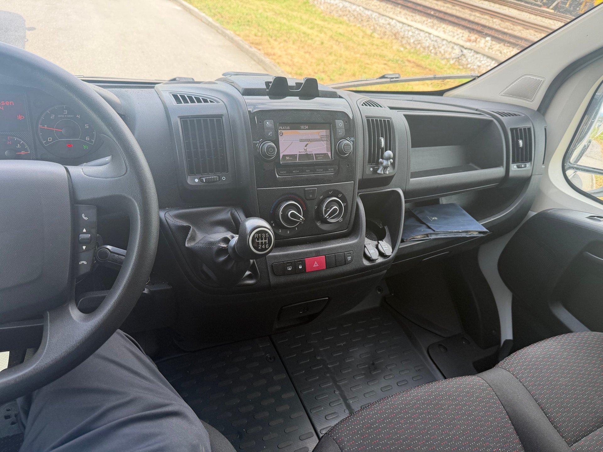 PEUGEOT Boxer 2.2 HDI 335 Premium L3H2-image-14