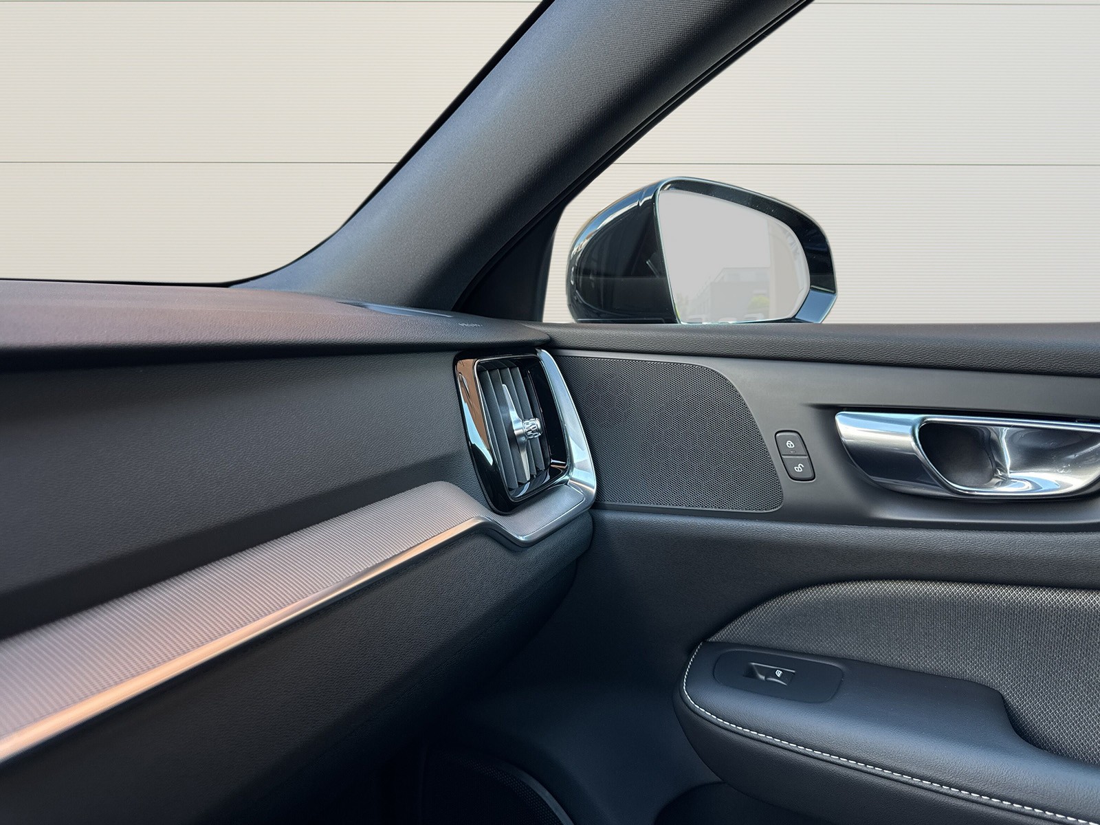 VOLVO V60 2.0 D4 R-Design AWD-image-16
