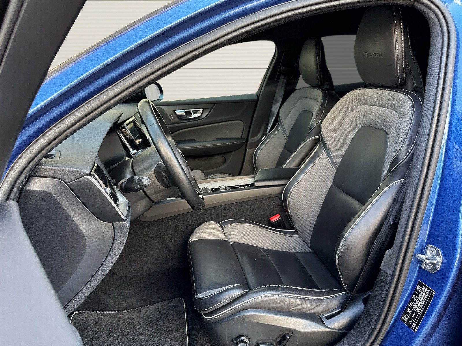VOLVO V60 2.0 D4 R-Design AWD-image-6