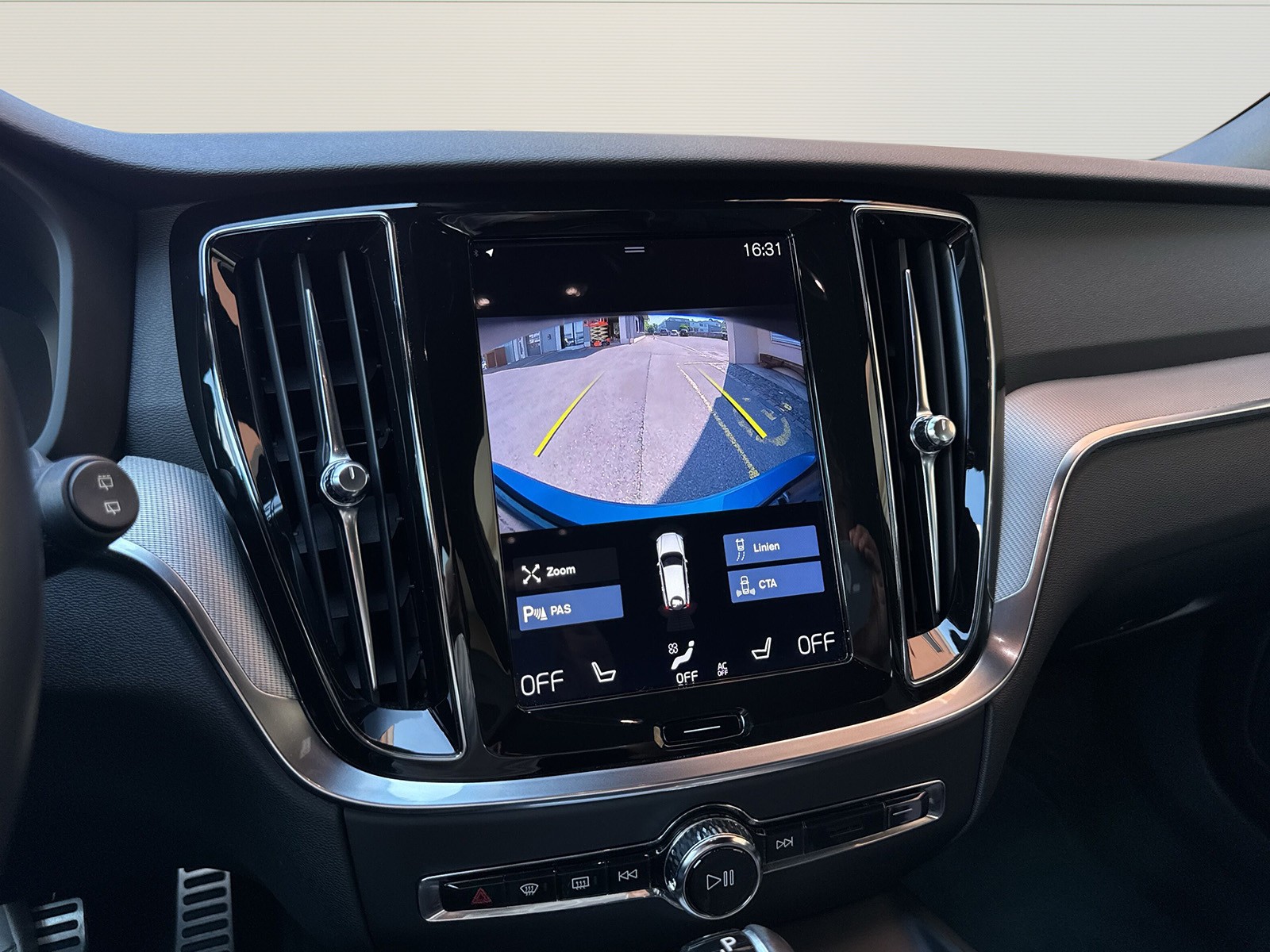 VOLVO V60 2.0 D4 R-Design AWD-image-14
