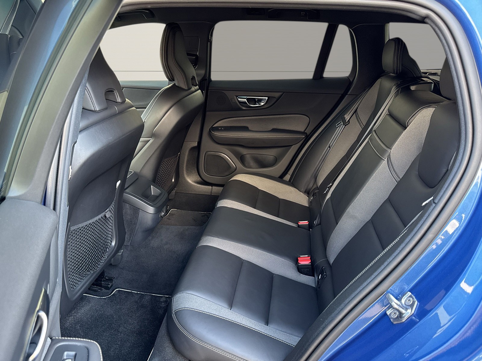 VOLVO V60 2.0 D4 R-Design AWD-image-9