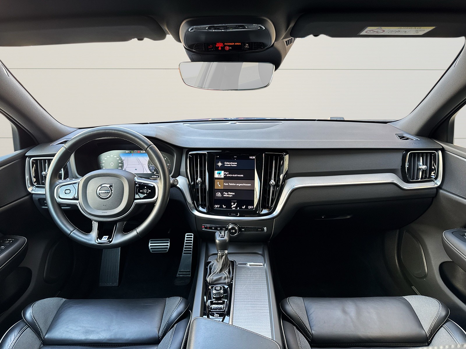 VOLVO V60 2.0 D4 R-Design AWD-image-11