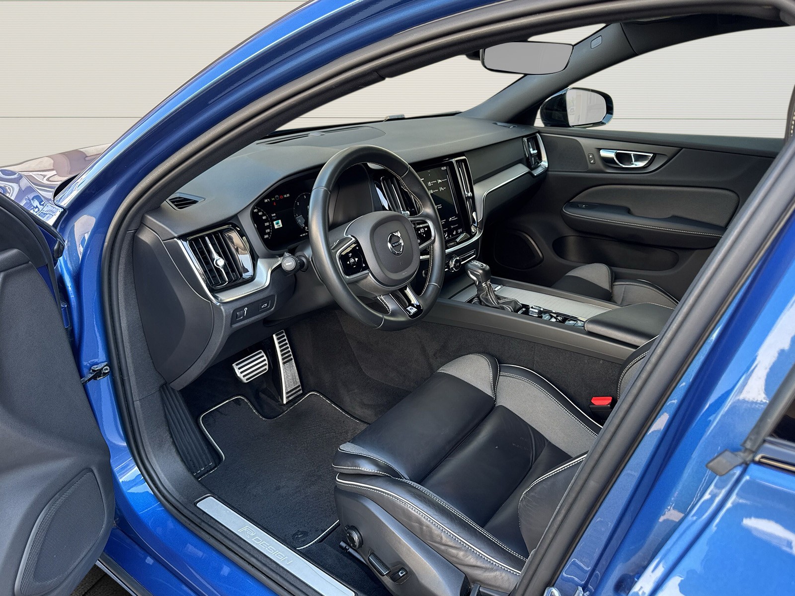 VOLVO V60 2.0 D4 R-Design AWD-image-7