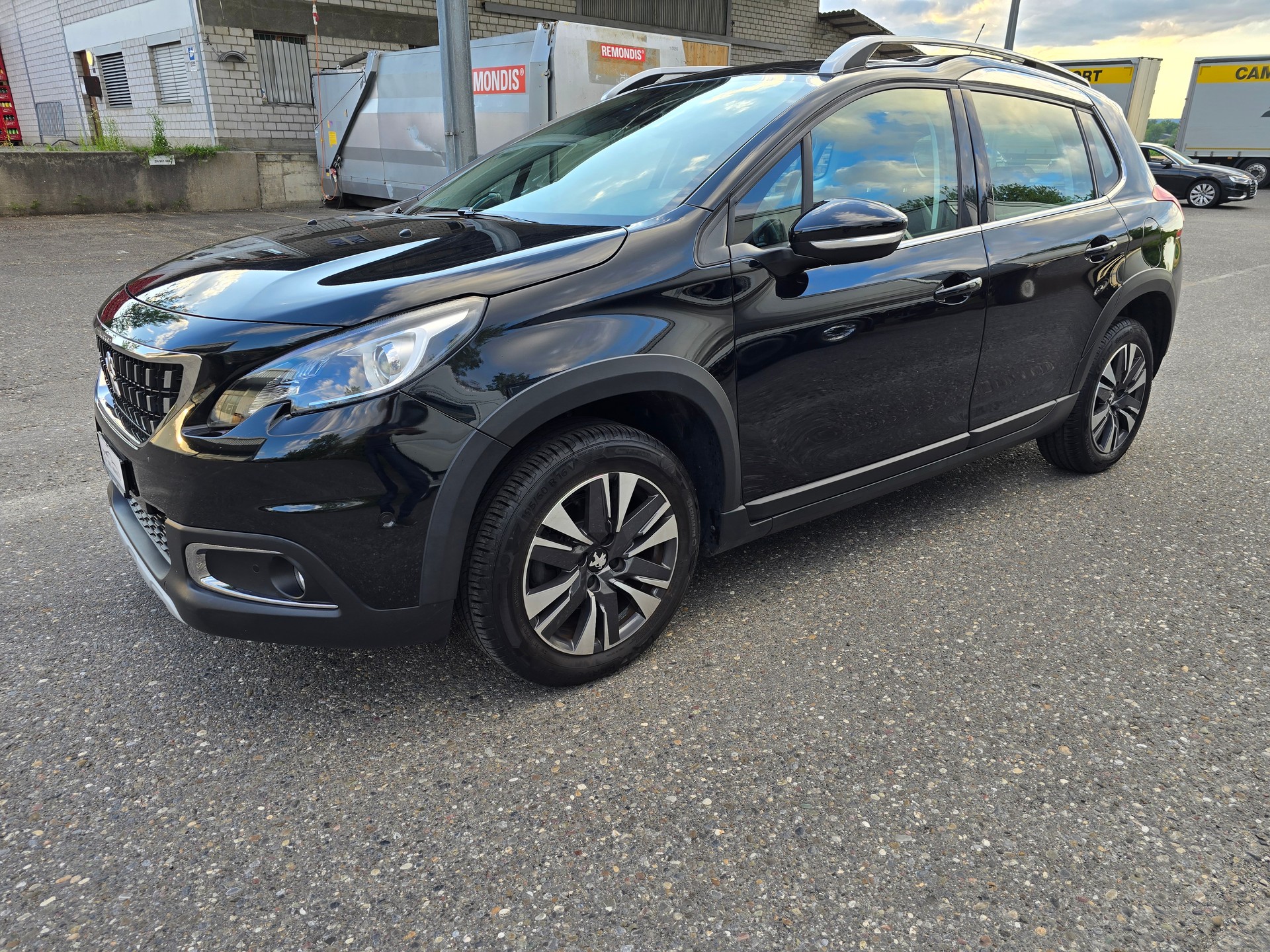 PEUGEOT 2008 1.2 PureTech Allurre EAT6-image-2