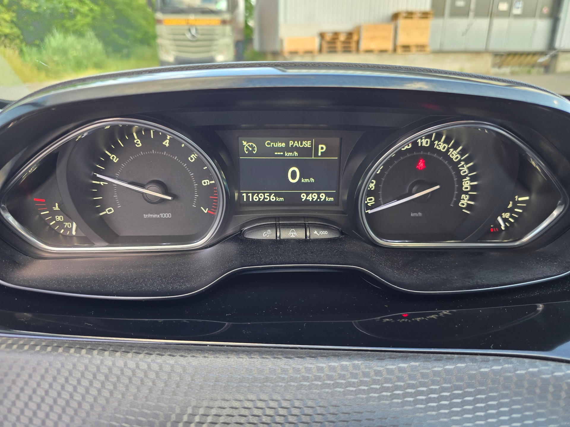PEUGEOT 2008 1.2 PureTech Allurre EAT6-image-18