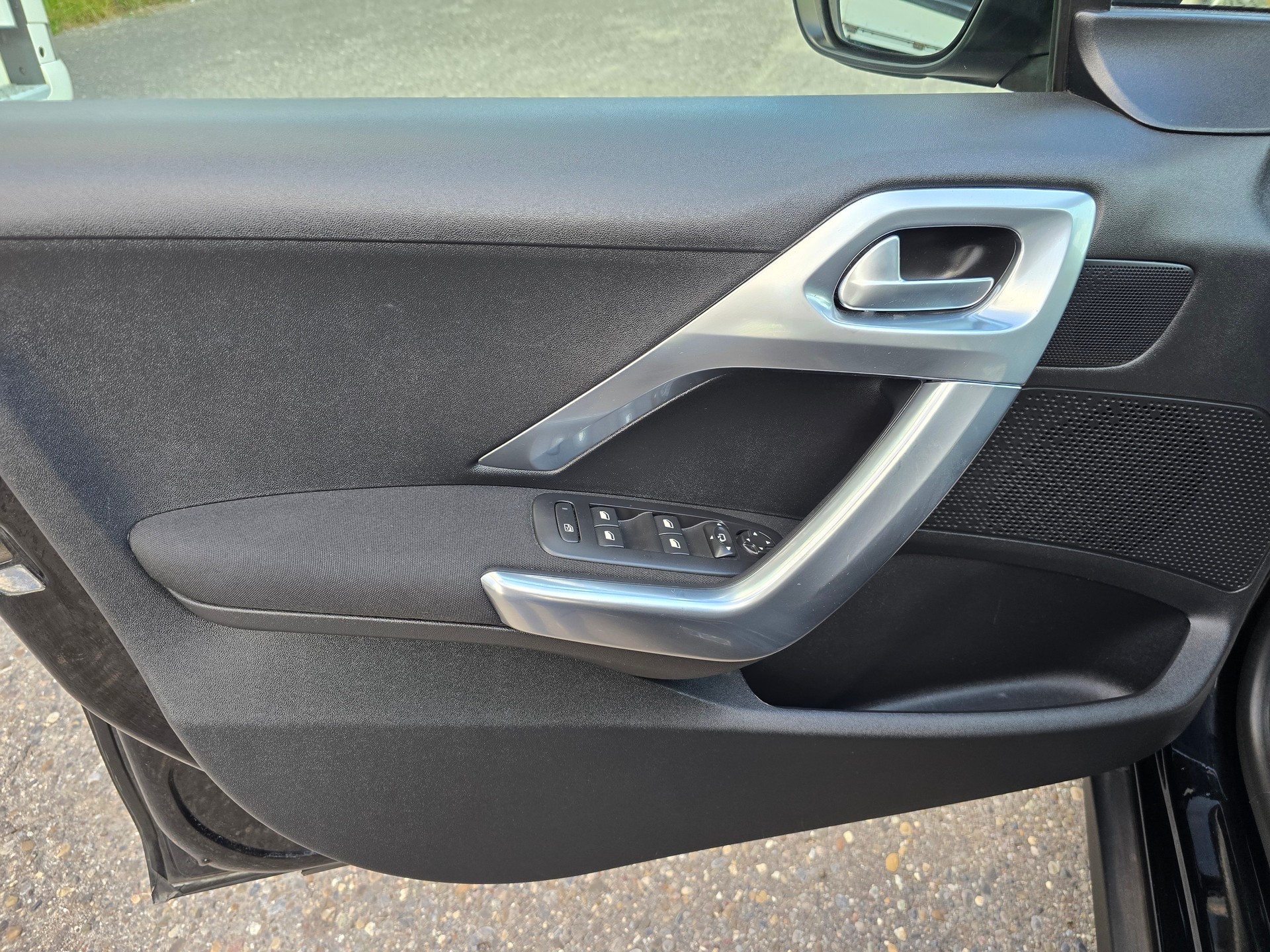 PEUGEOT 2008 1.2 PureTech Allurre EAT6-image-13