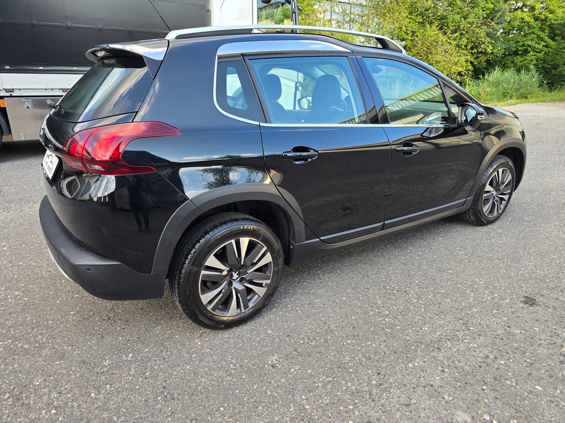 PEUGEOT 2008 1.2 PureTech Allurre EAT6-image-5