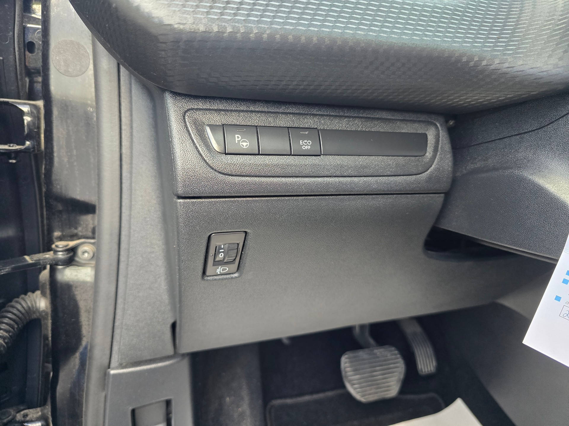 PEUGEOT 2008 1.2 PureTech Allurre EAT6-image-16