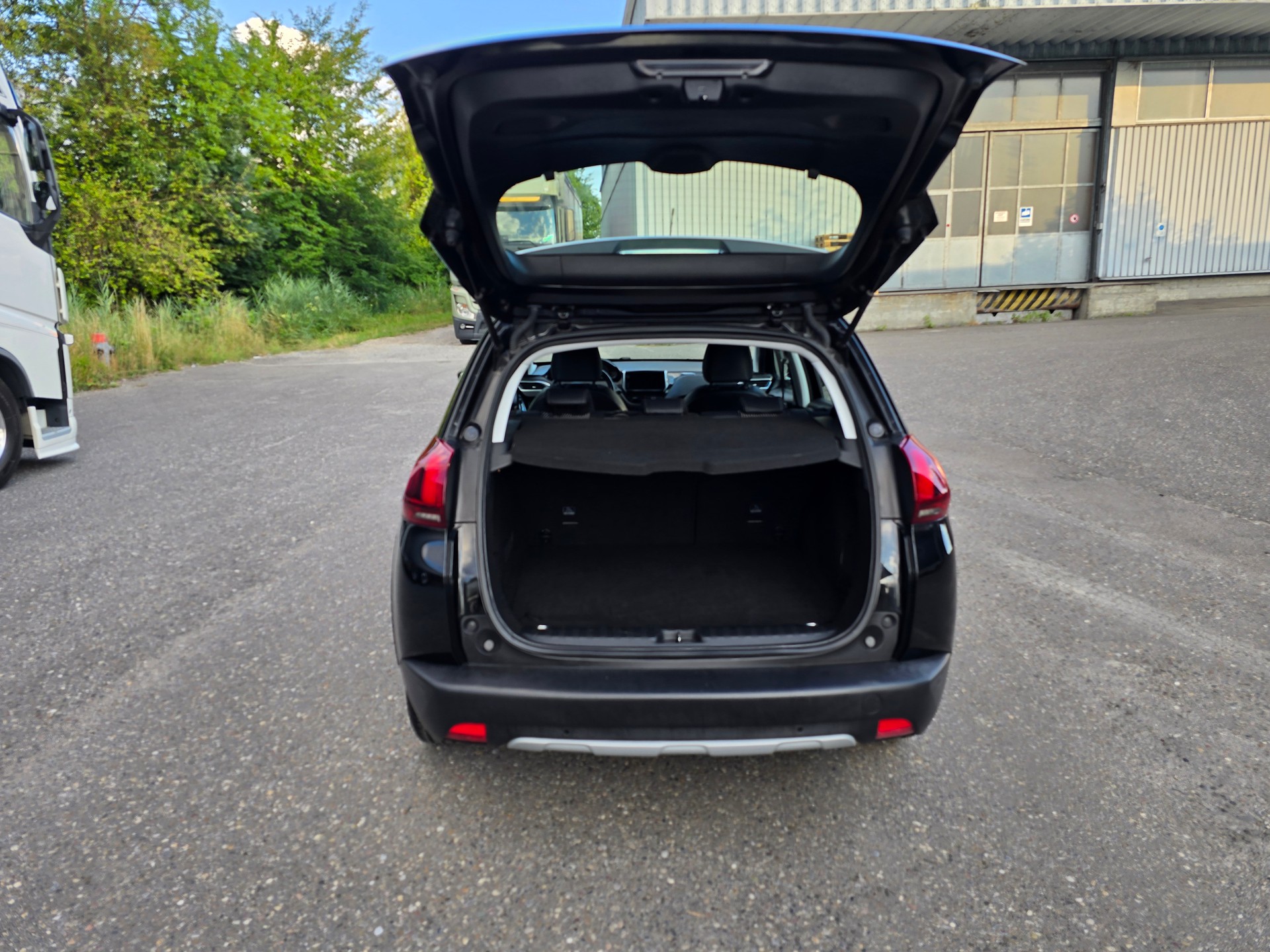 PEUGEOT 2008 1.2 PureTech Allurre EAT6-image-6