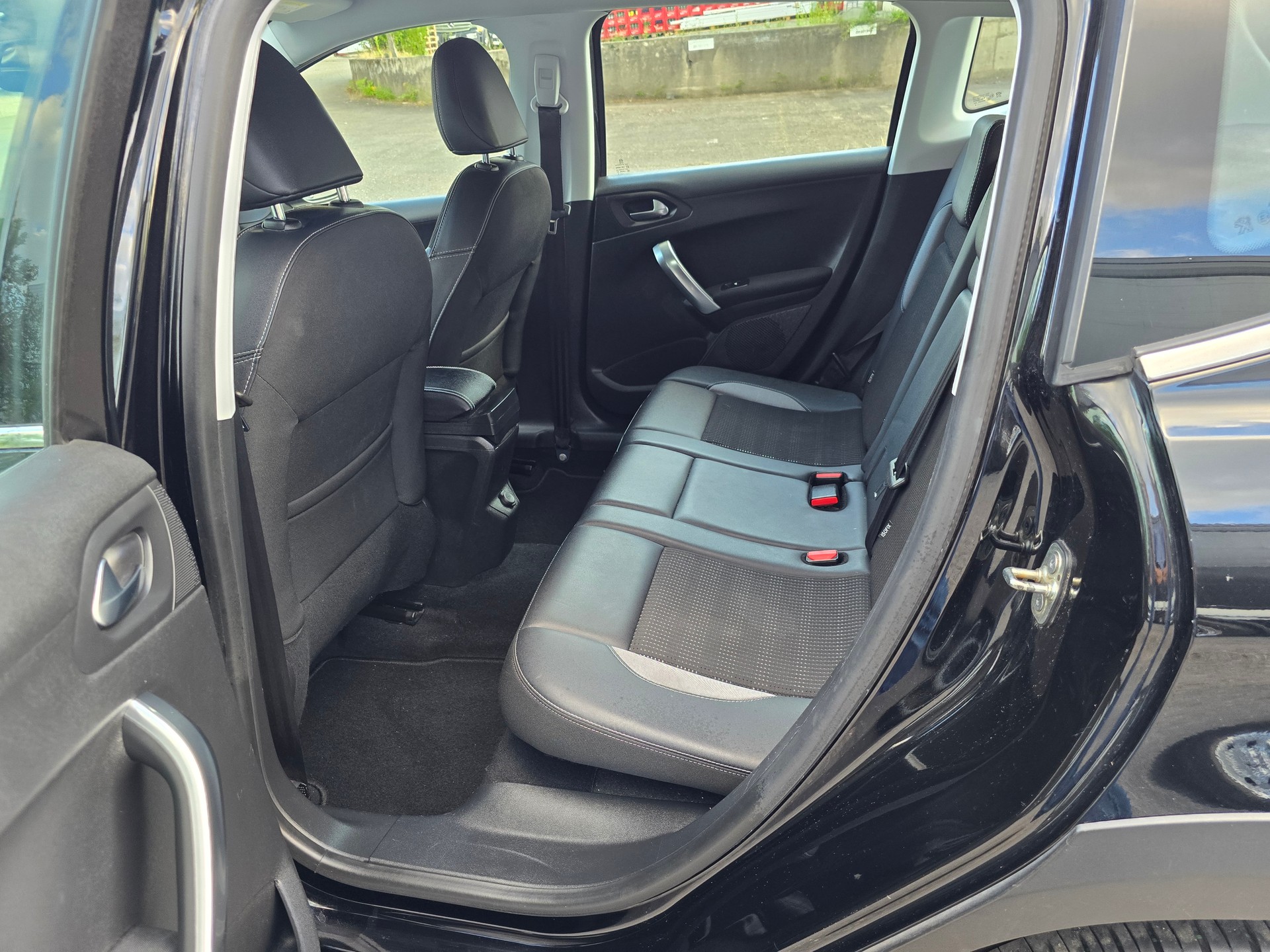 PEUGEOT 2008 1.2 PureTech Allurre EAT6-image-14