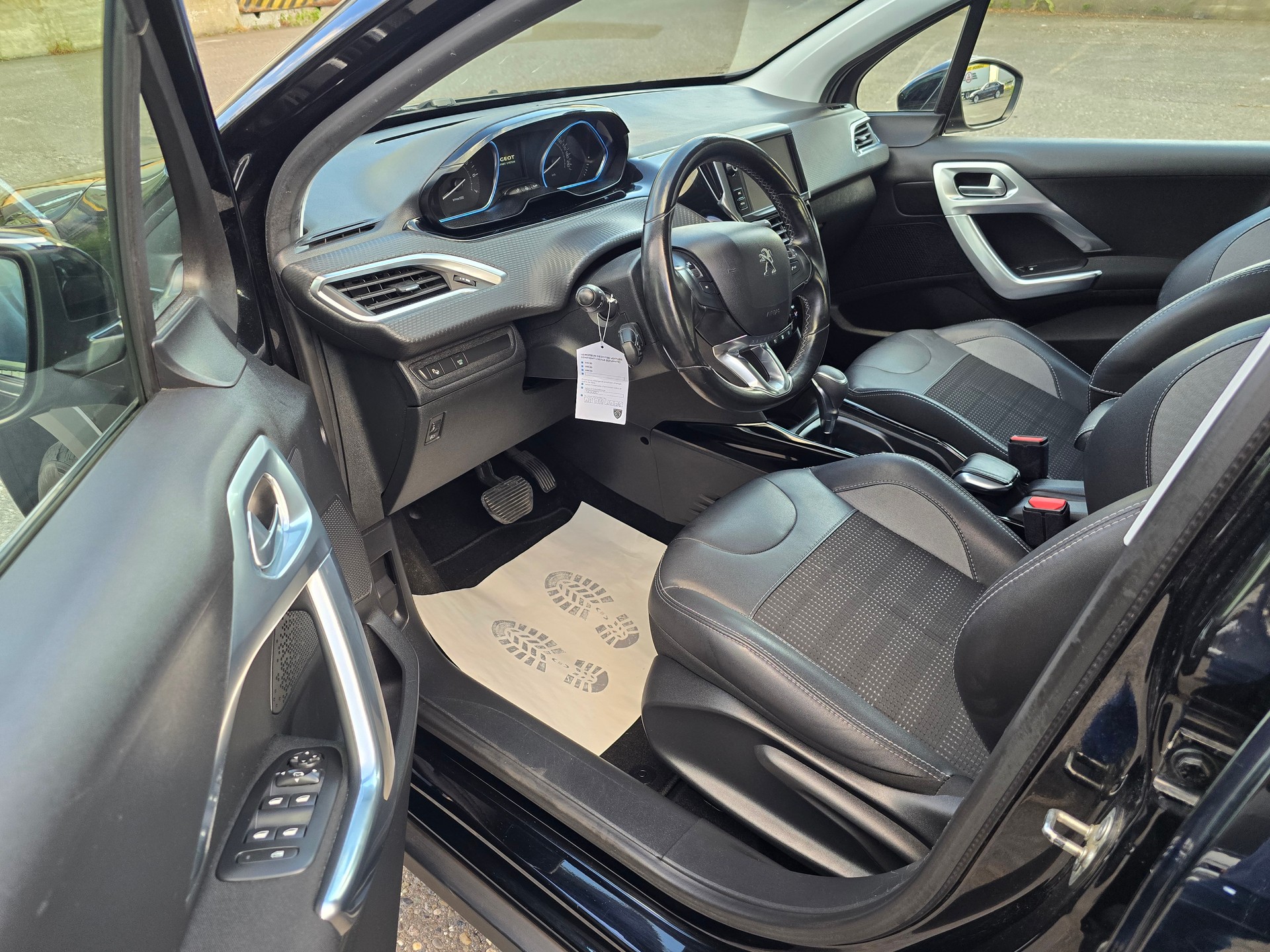 PEUGEOT 2008 1.2 PureTech Allurre EAT6-image-12