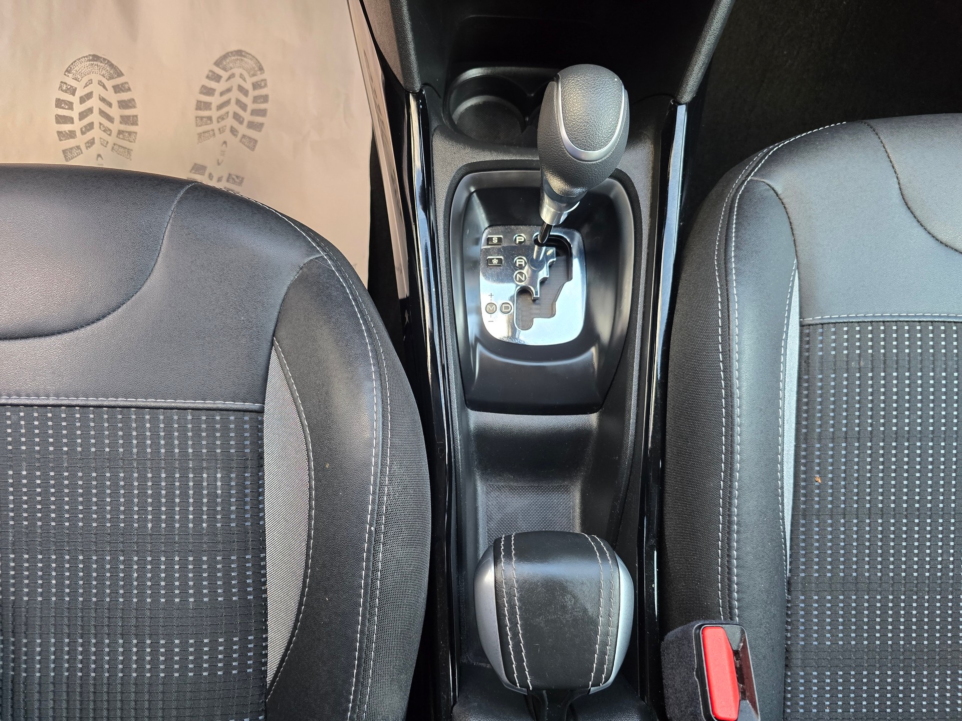 PEUGEOT 2008 1.2 PureTech Allurre EAT6-image-19