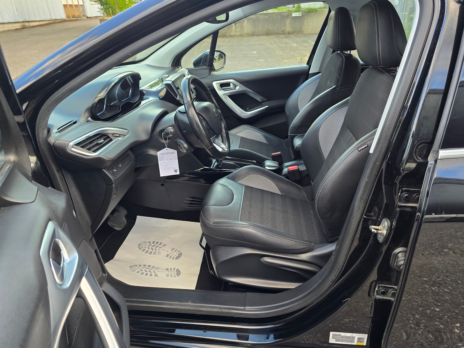 PEUGEOT 2008 1.2 PureTech Allurre EAT6-image-11