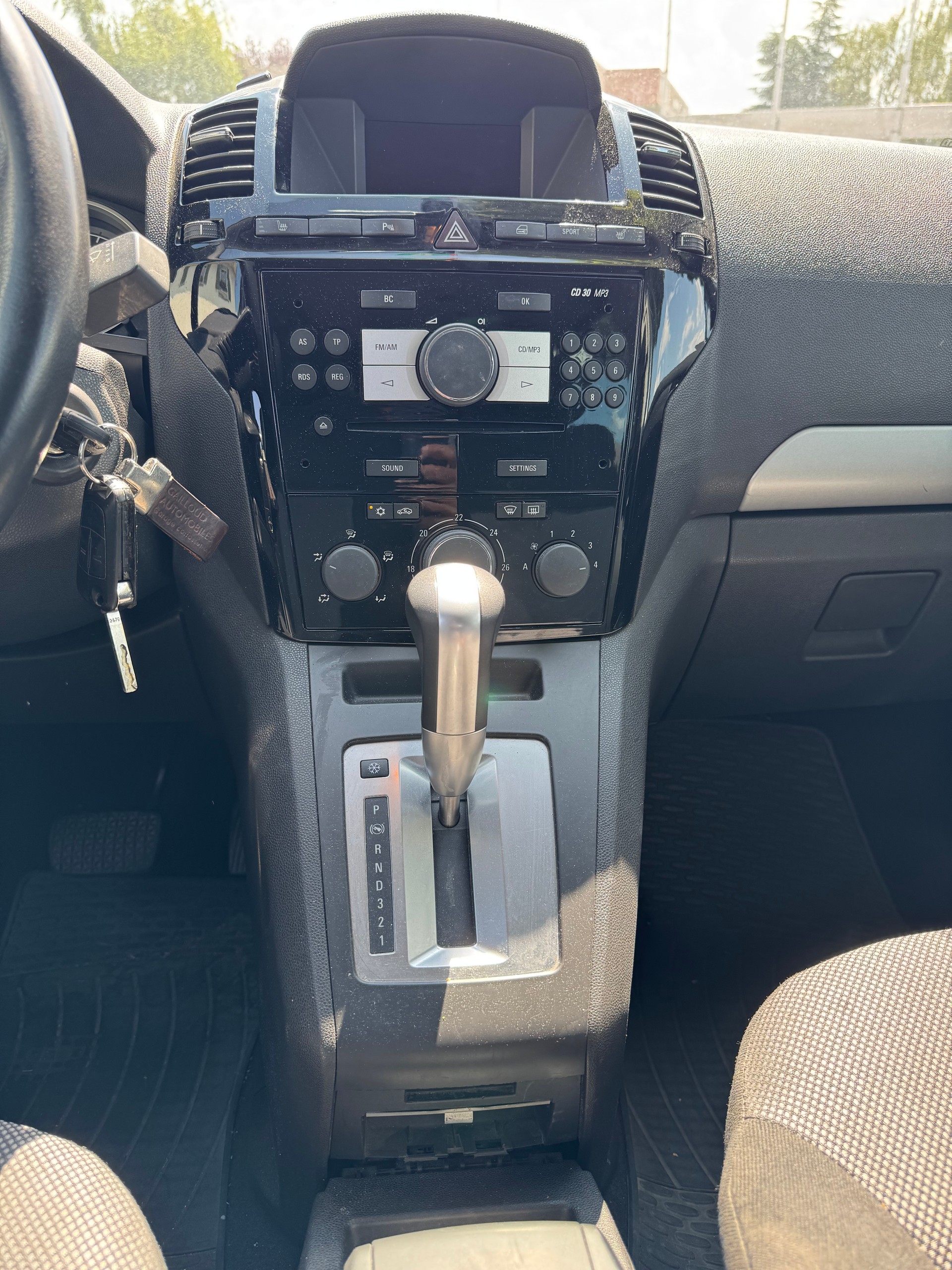 OPEL Zafira 2.2i 16V Cosmo Automatic-image-10