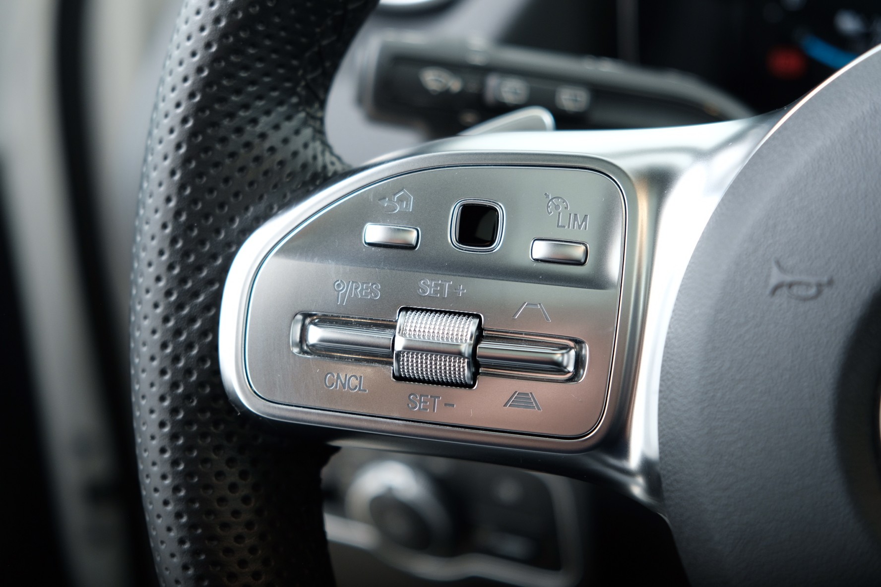 MERCEDES-BENZ EQA 350 AMG Line 4Matic-image-9
