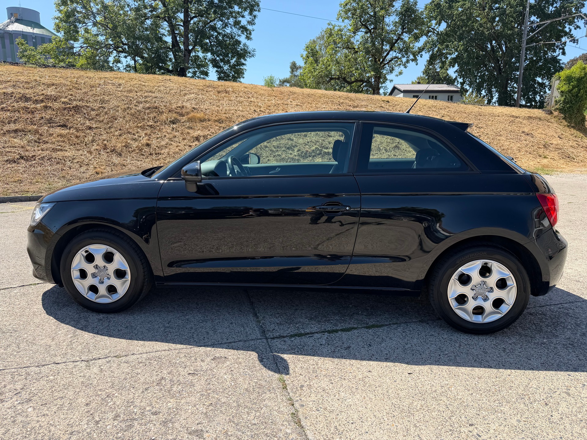 AUDI A1 1.2 TFSI Attraction-image-1