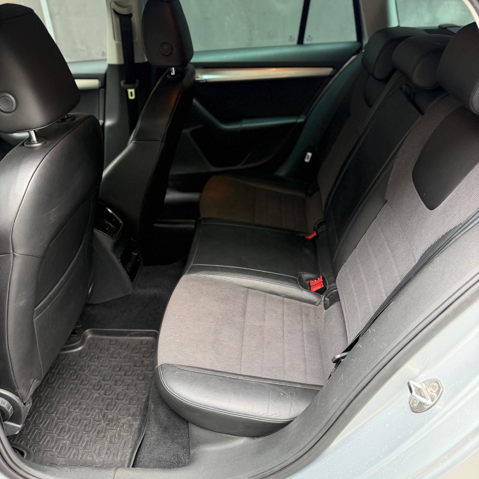 SKODA Octavia Combi 2.0 TDI Ambition 4x4 DSG-image-11