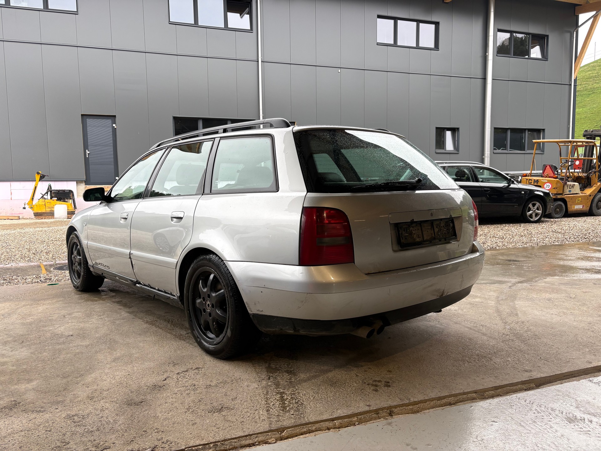 AUDI A4 Avant 2.4 quattro Advance-image-2