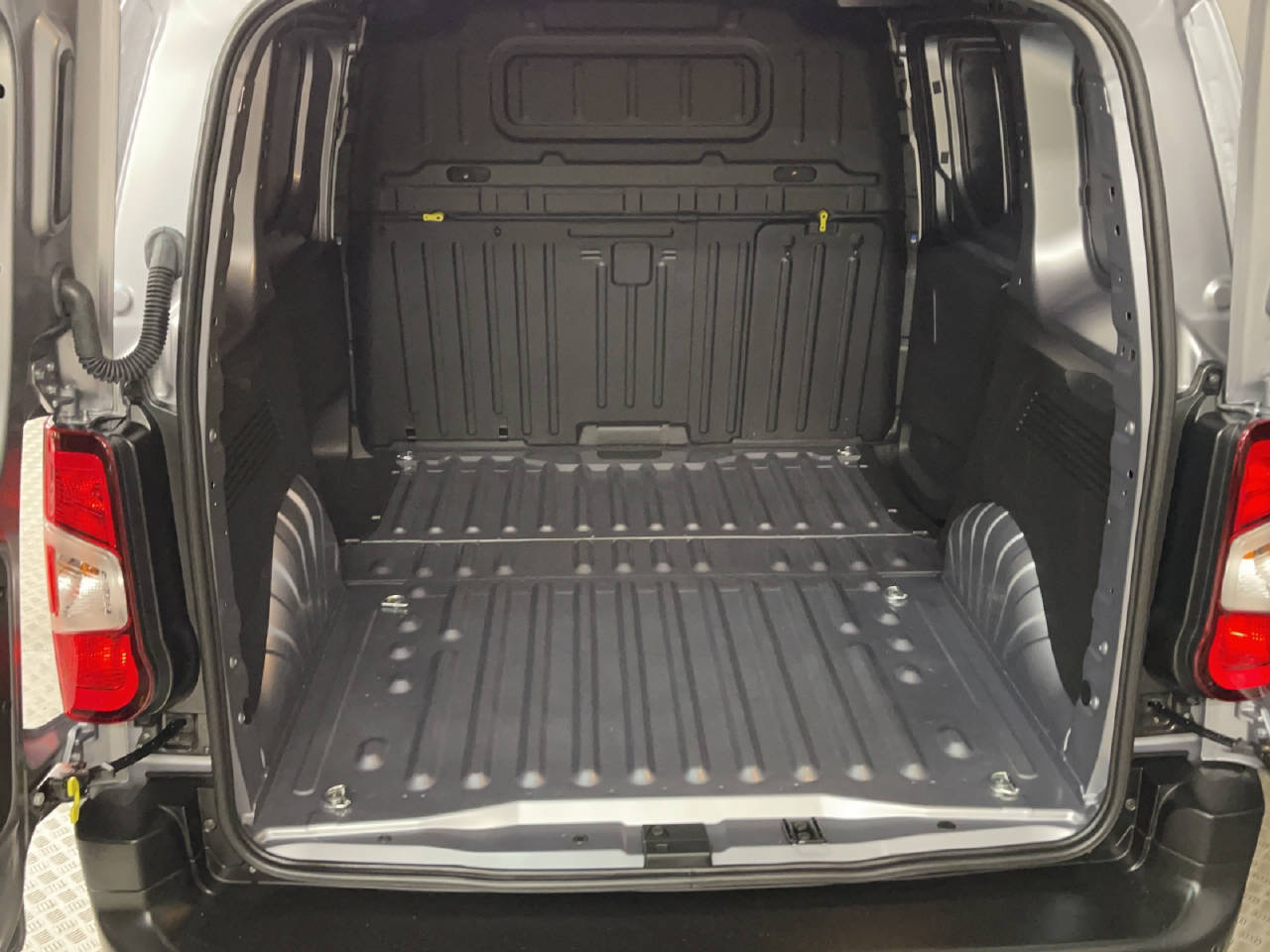 FIAT E-Doblo L1 50 kWh Launch Edition-image-9