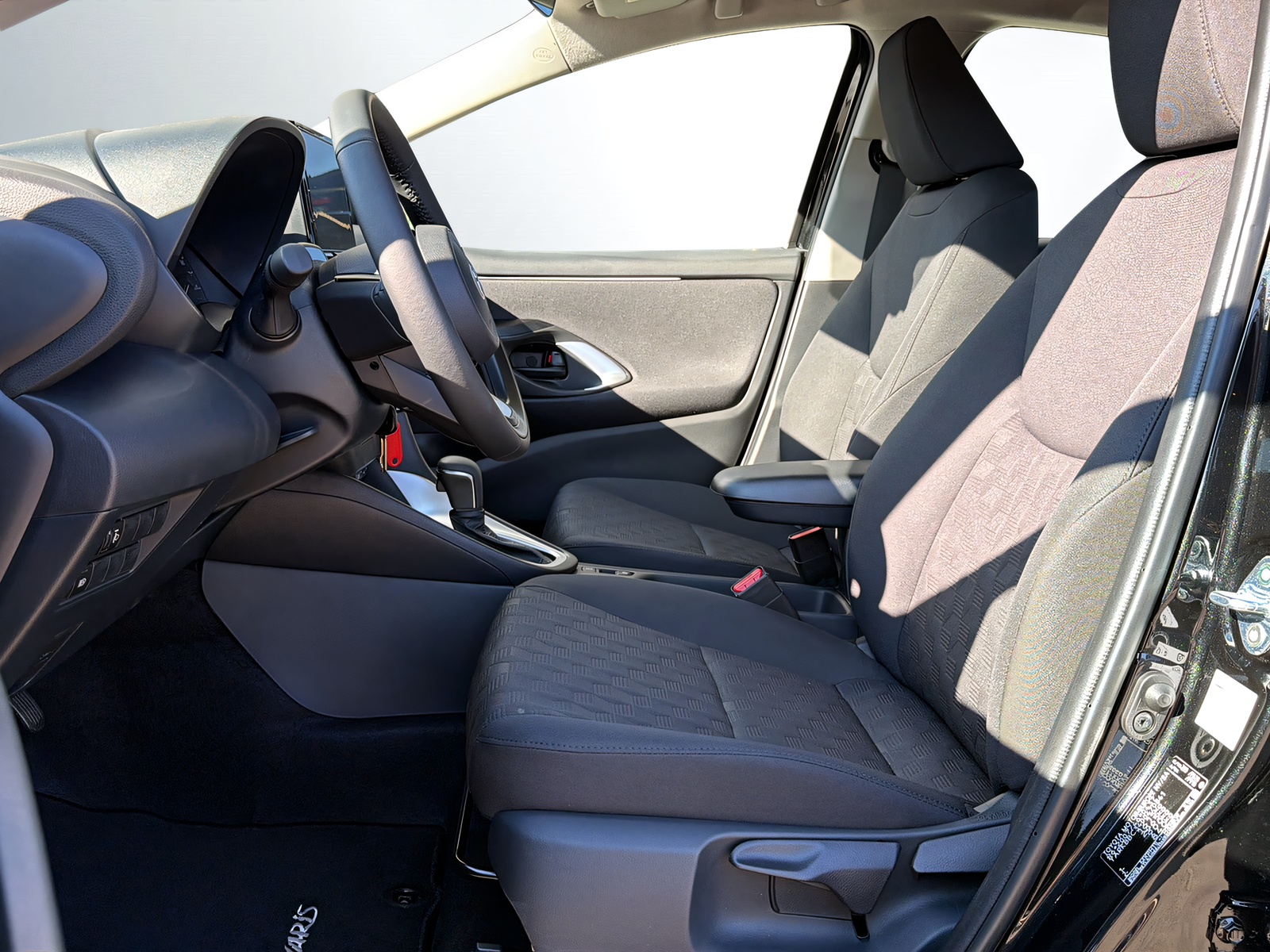 TOYOTA Yaris 1.5 Comfort e-CVT-image-3