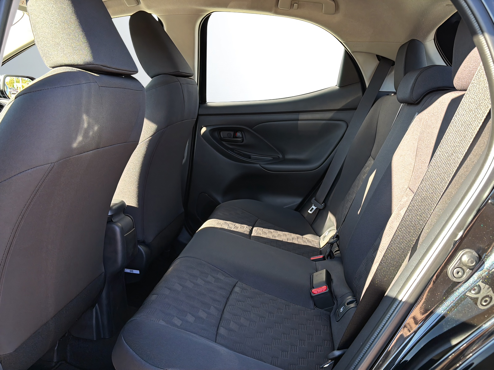 TOYOTA Yaris 1.5 Comfort e-CVT-image-8
