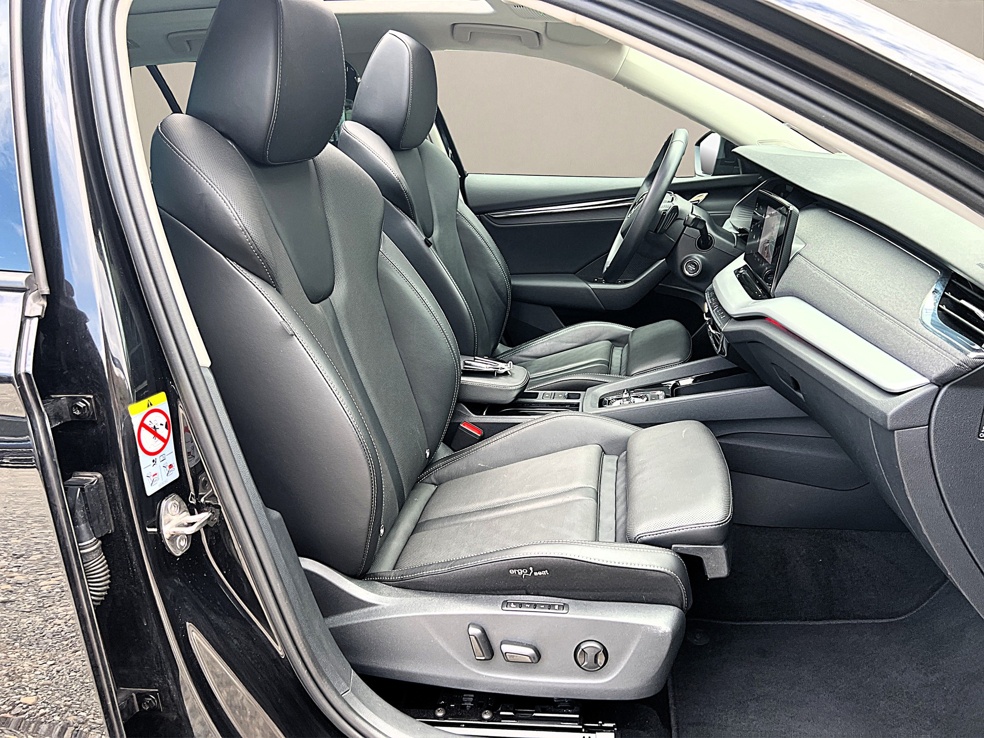 SKODA Octavia Combi❗TOP-AUSSTATTUNG❗2.0 TSI Style DSG 4x4 ✅CH-Fahrzeug & Frisch ab Service und 8-fach bereift auf ALU✅-image-9