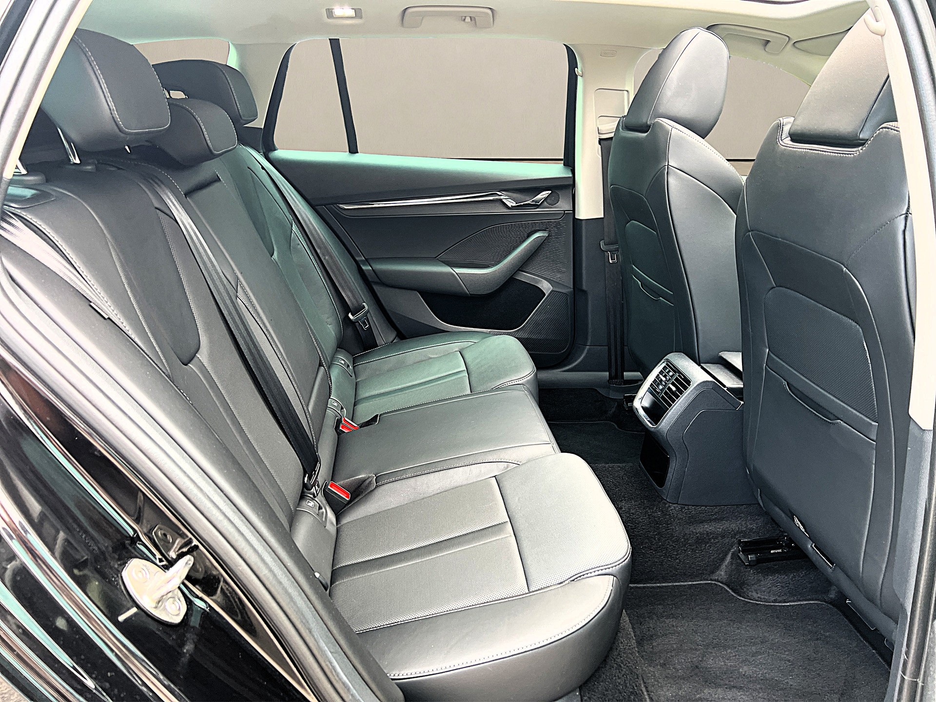 SKODA Octavia Combi❗TOP-AUSSTATTUNG❗2.0 TSI Style DSG 4x4 ✅CH-Fahrzeug & Frisch ab Service und 8-fach bereift auf ALU✅-image-14
