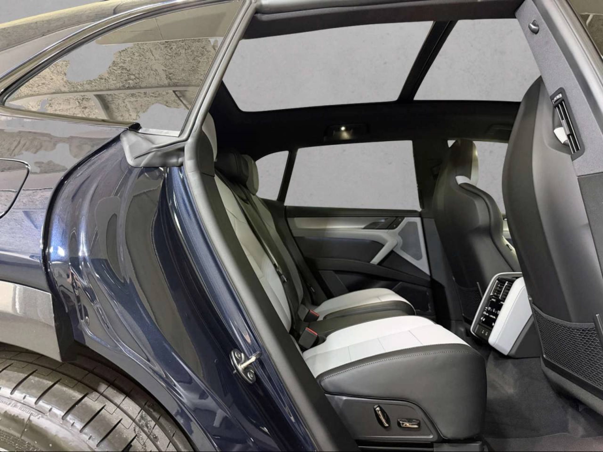 PORSCHE Cayenne Electric-image-18