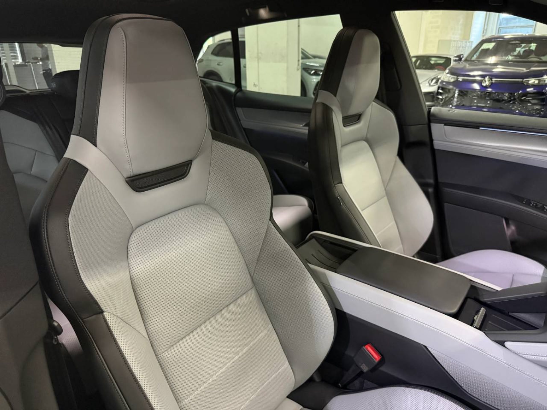 PORSCHE Cayenne Electric-image-16