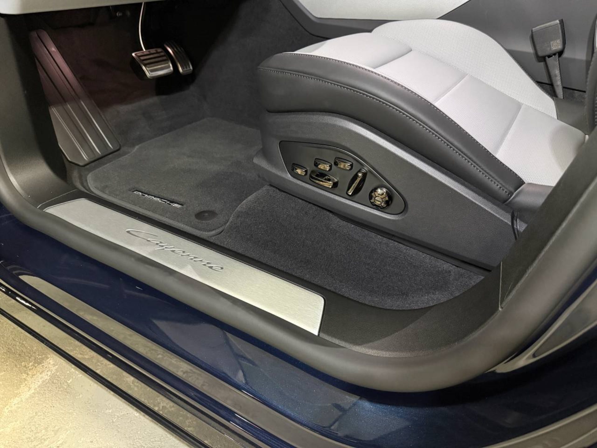 PORSCHE Cayenne Electric-image-26