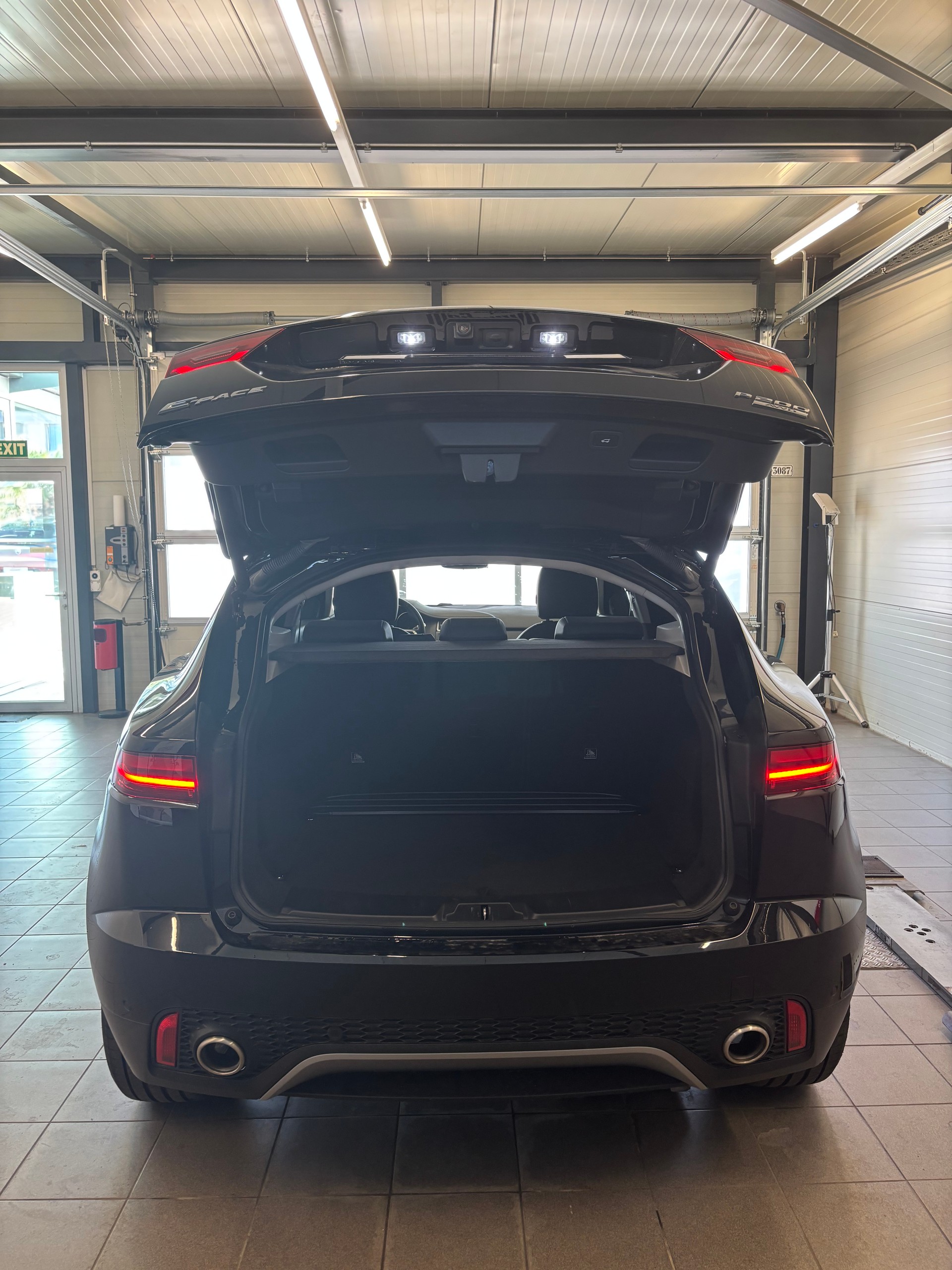 JAGUAR E-Pace 2.0 P200 S AWD Automatik-image-13
