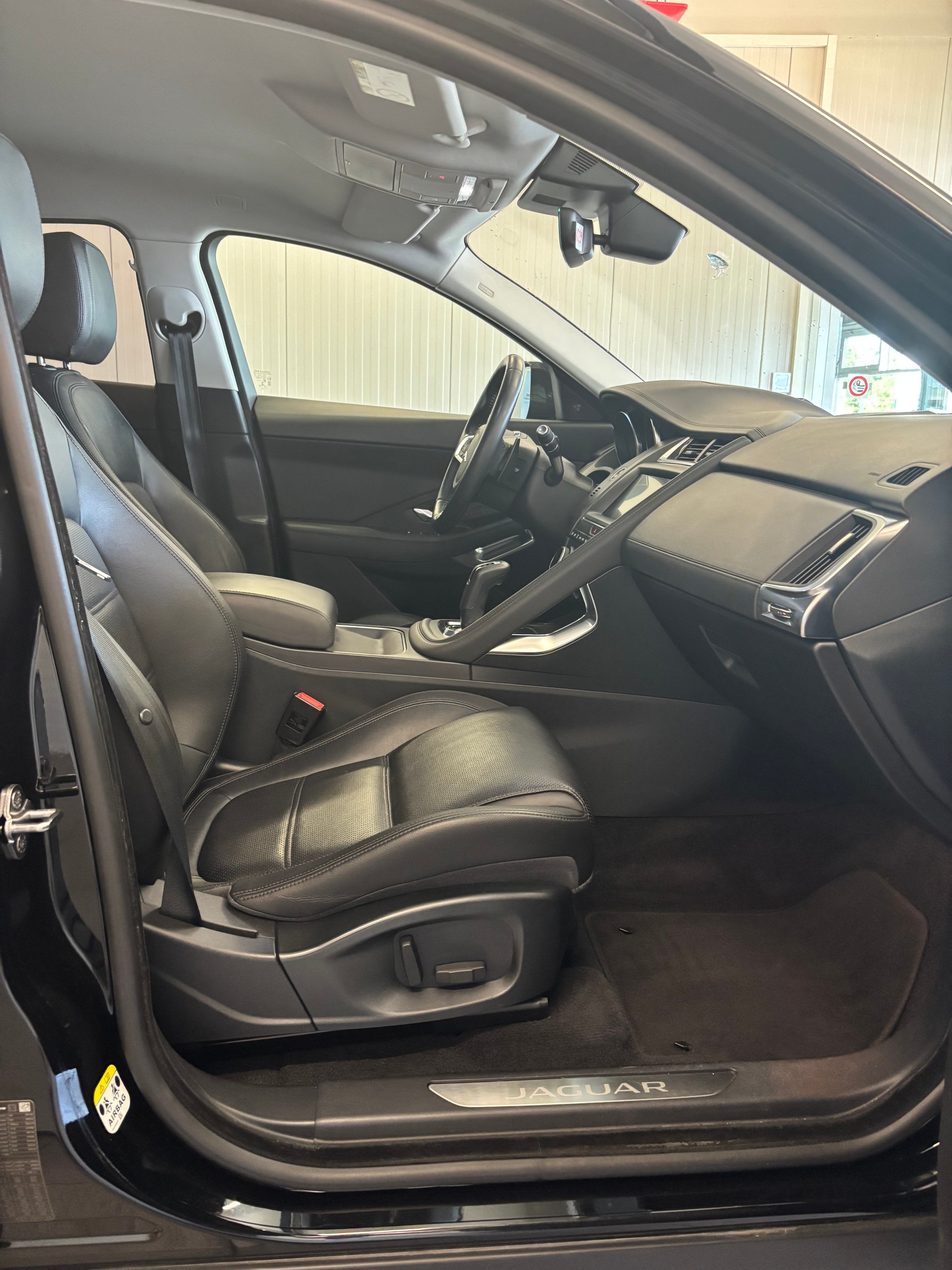 JAGUAR E-Pace 2.0 P200 S AWD Automatik-image-11