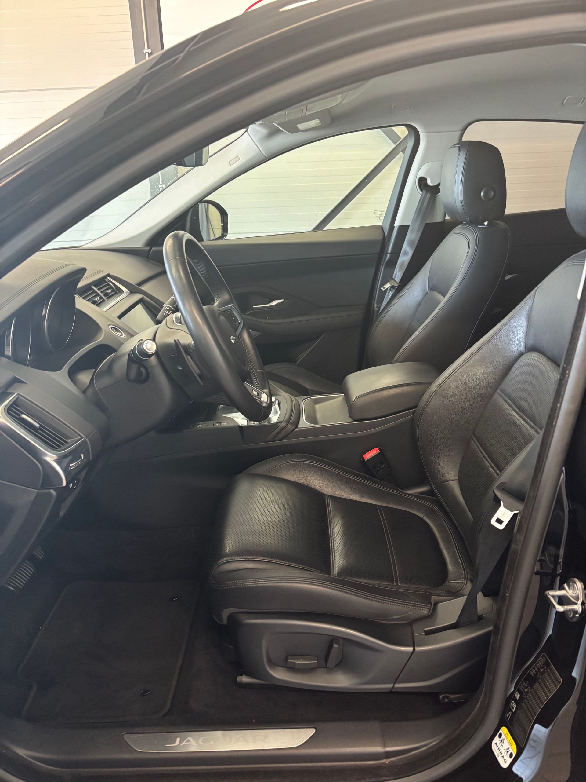 JAGUAR E-Pace 2.0 P200 S AWD Automatik-image-7