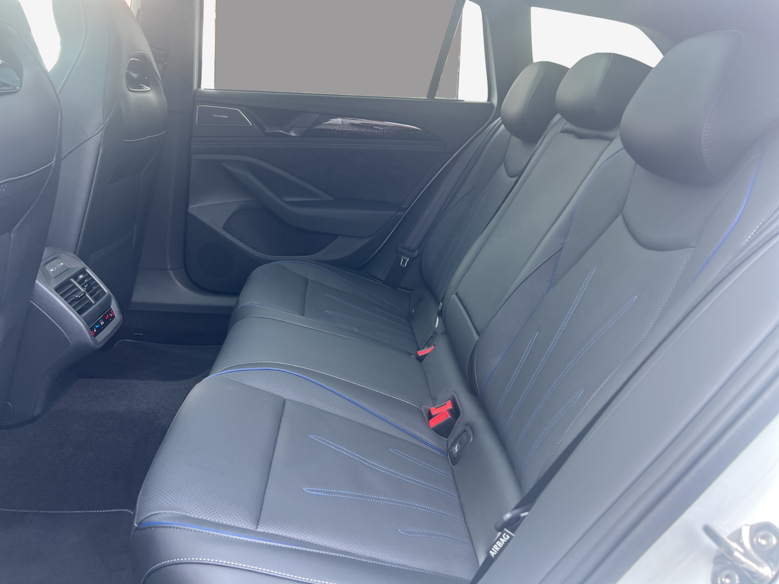 VW Passat Variant 1.5 TSI evo2 Plug-In- Hybrid R-Line DSG-image-11