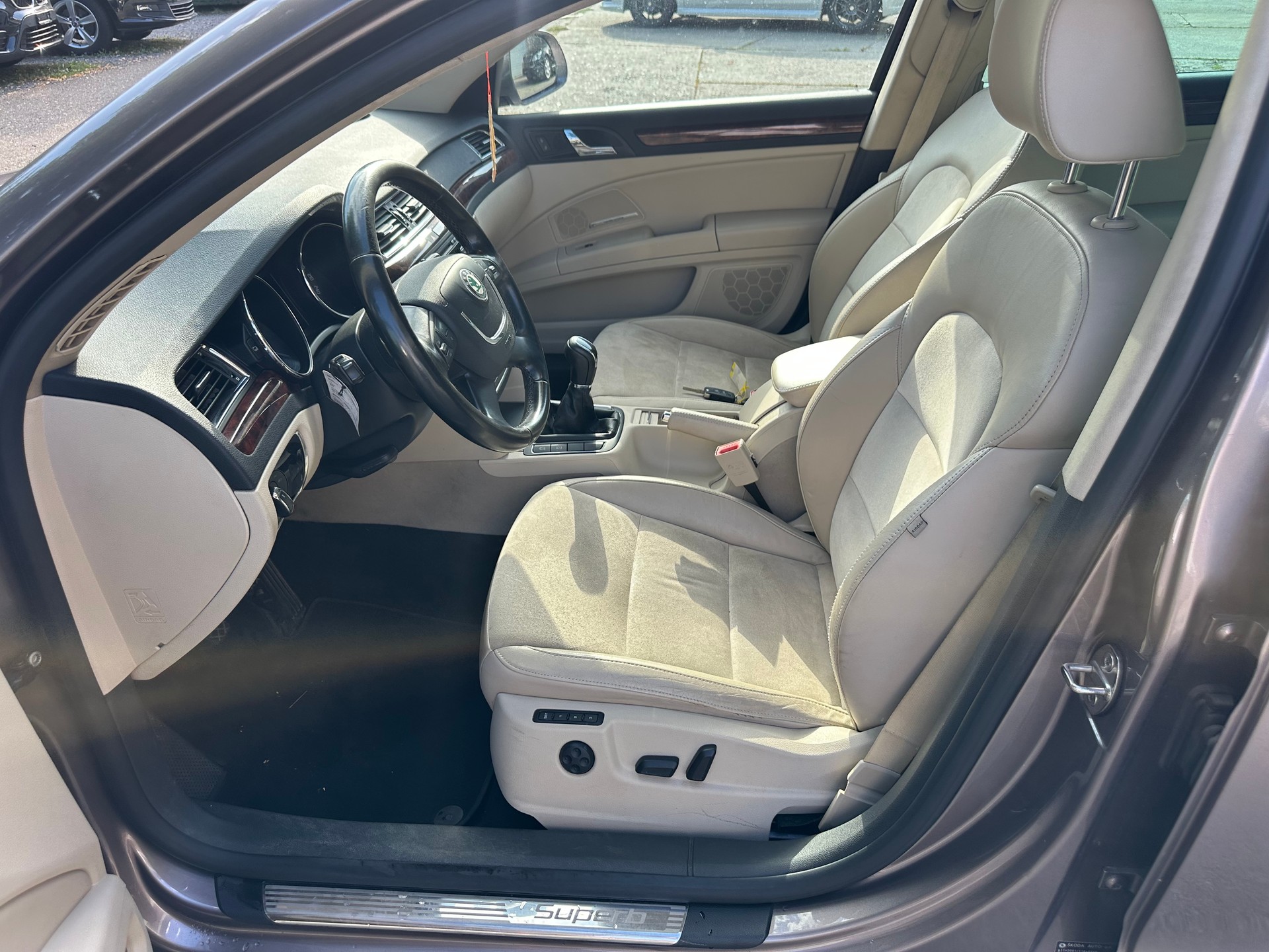 SKODA Superb Combi 2.0 TDi Ambition 4x4-image-10