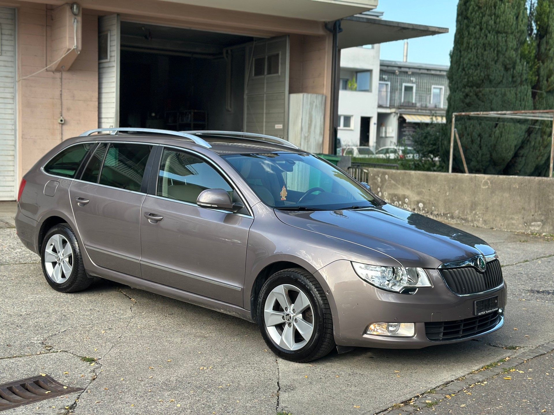 SKODA Superb Combi 2.0 TDi Ambition 4x4-image-1