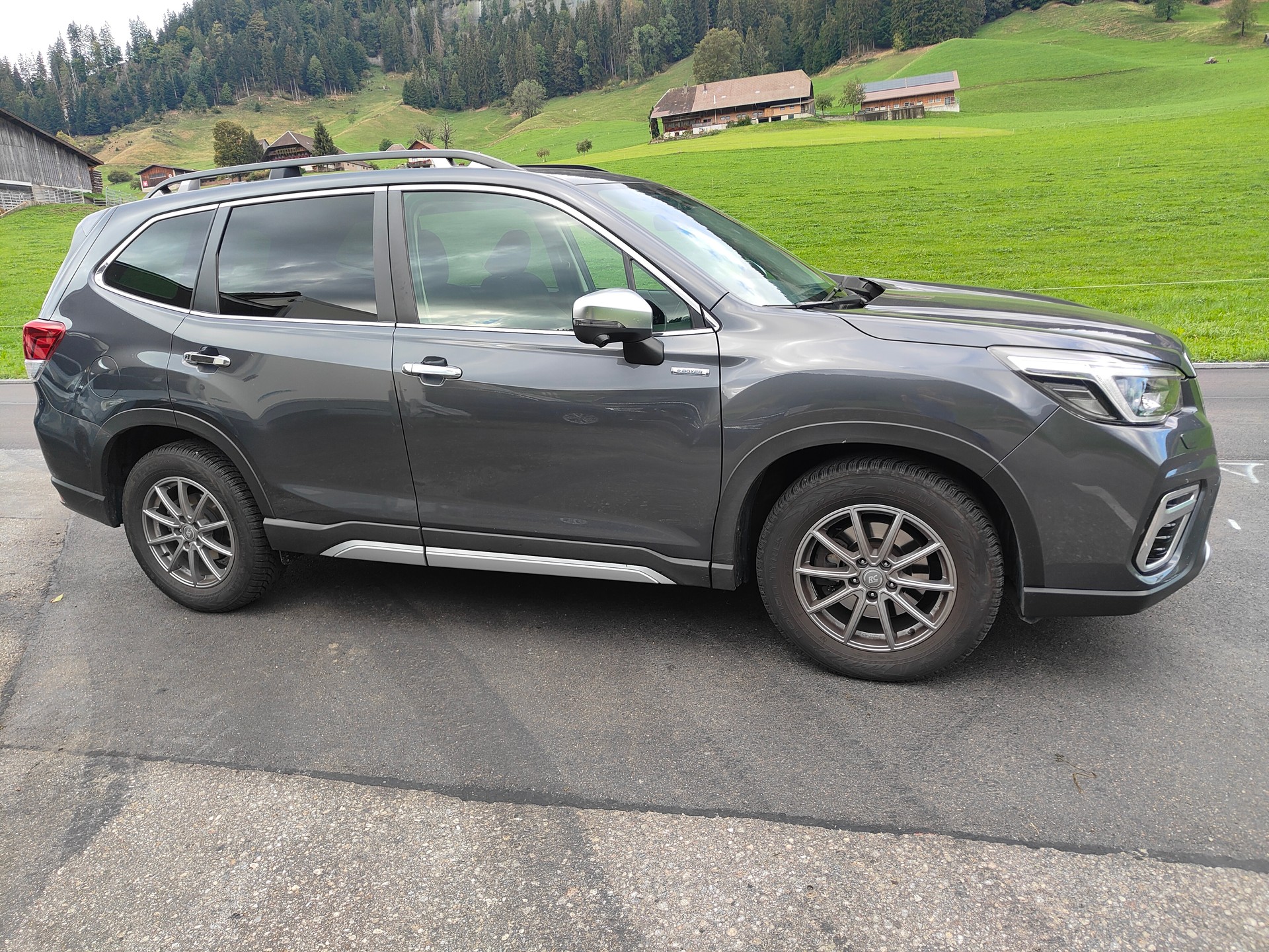 SUBARU Forester 2.0i e-Boxer Swiss Plus Lineartronic-image-3
