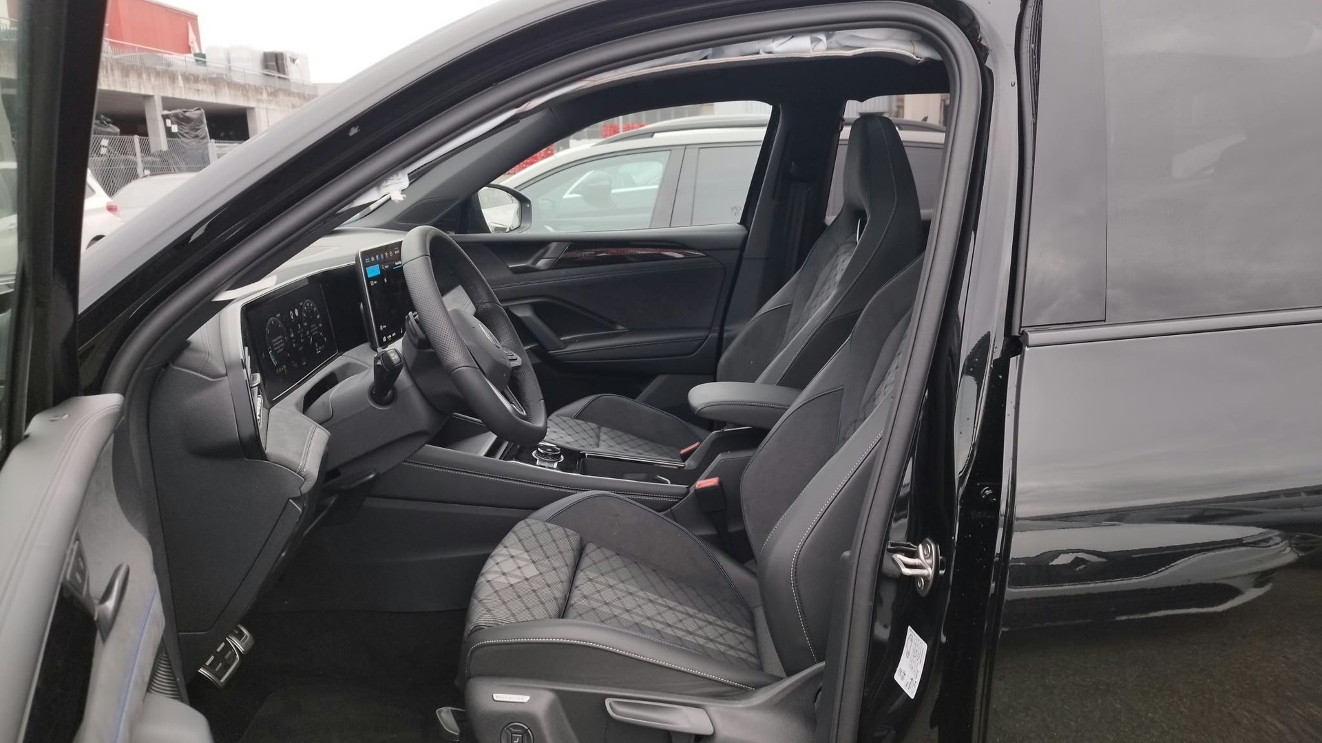 VW Tiguan 2.0 TDI SCR R-Line 4Motion DSG-image-15