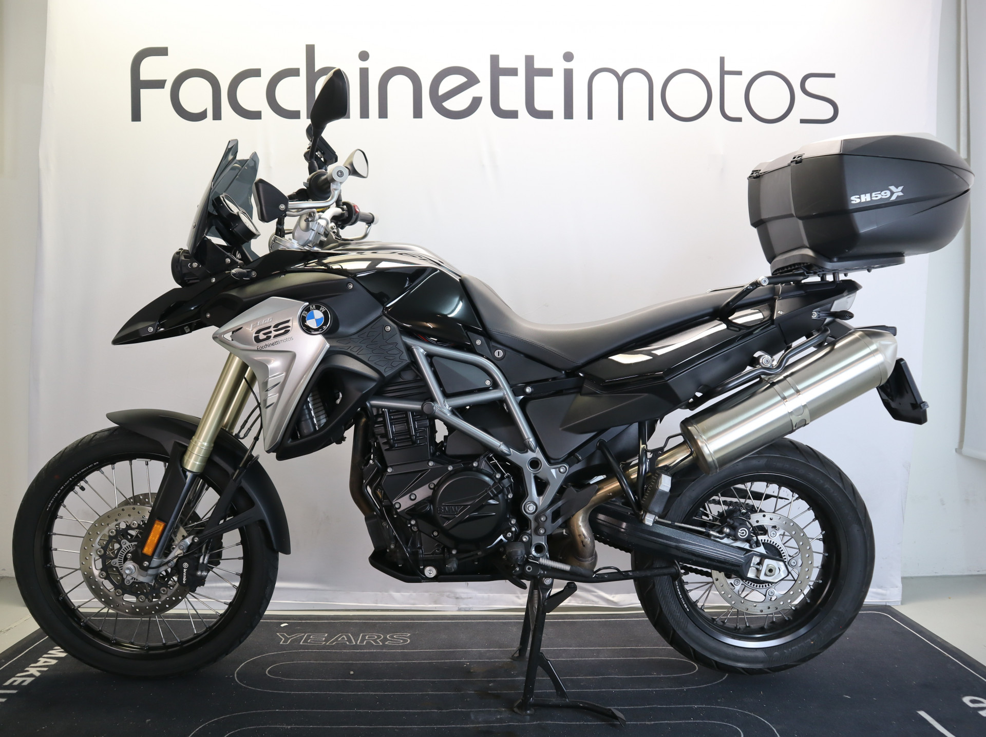 BMW F 800 GS Exclusive-showroom-element-1