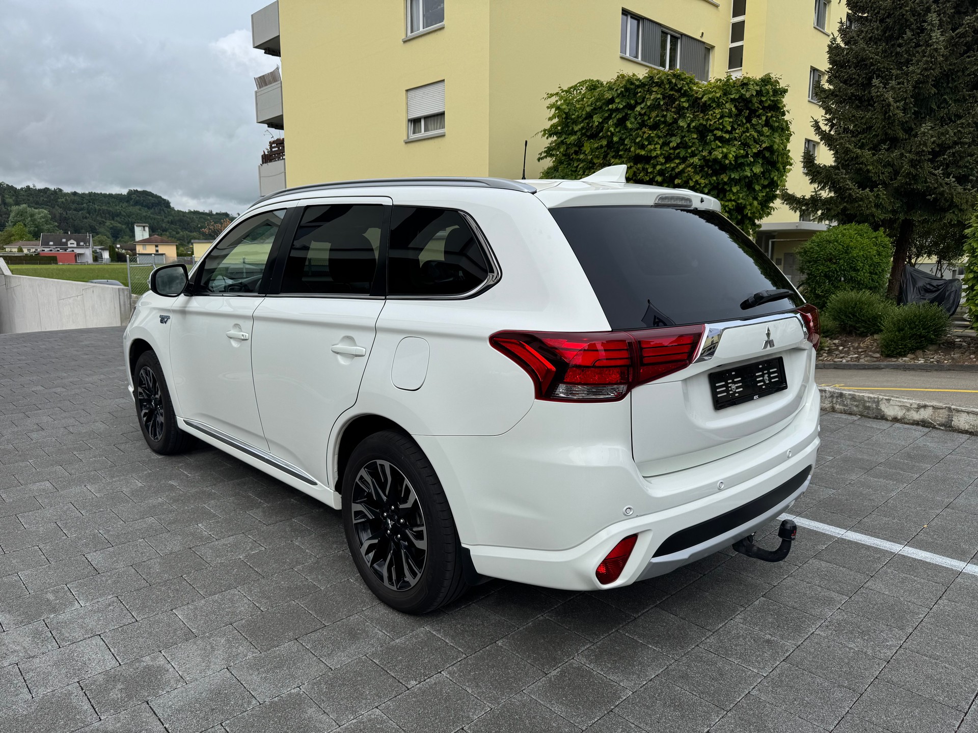 MITSUBISHI Outlander 2.0 PHEV Diamond 4WD Automatic-image-2