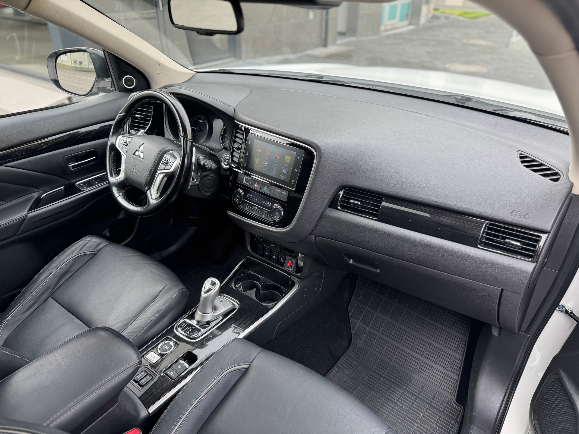 MITSUBISHI Outlander 2.0 PHEV Diamond 4WD Automatic-image-11