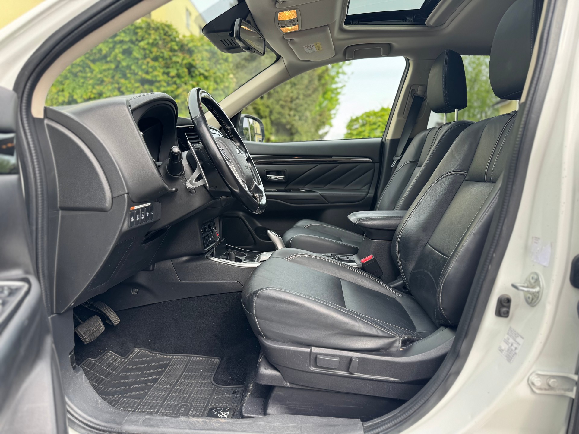 MITSUBISHI Outlander 2.0 PHEV Diamond 4WD Automatic-image-12