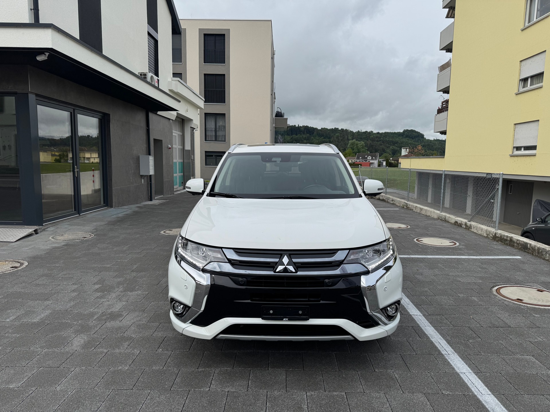 MITSUBISHI Outlander 2.0 PHEV Diamond 4WD Automatic-image-8