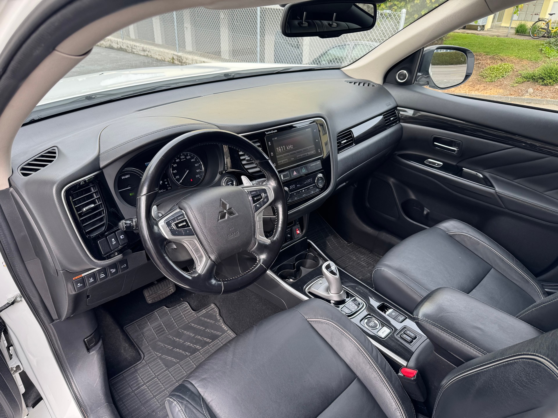 MITSUBISHI Outlander 2.0 PHEV Diamond 4WD Automatic-image-9