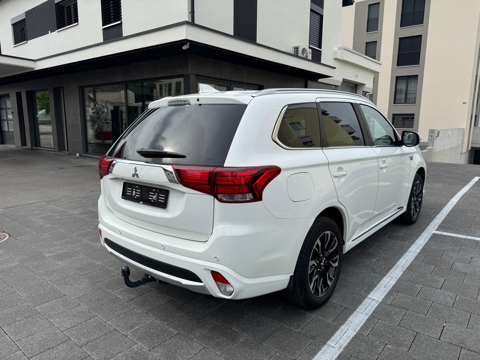MITSUBISHI Outlander 2.0 PHEV Diamond 4WD Automatic-image-5